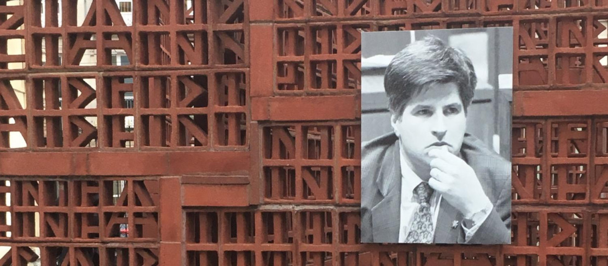 Imagen de Gregorio Ordoñez en el Parlamento vasco el pasado mes de enero.

El pleno del Parlamento Vasco ha guardado este viernes un minuto de silencio en memoria del parlamentario del PP Gregorio Ordóñez, asesinado el 23 de enero de 1995 por ETA.

POLITICA ESPAÑA EUROPA PAÍS VASCO AUTONOMÍAS