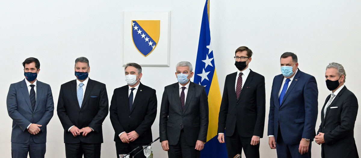 El presidente serbobosnio, Milorad Dodik, junto con los demás líderes de Bosnia y representantes de EEUU y la UE