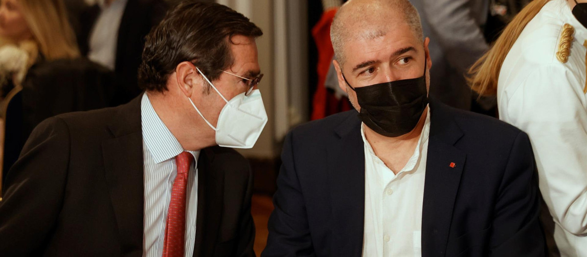 El secretario general de CCOO, Unai Sordo (d), conversa con el presidente de CEOE, Antonio Garamendi