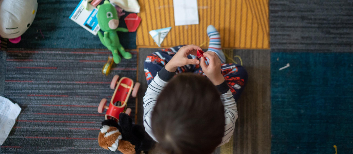 Un niño jugando