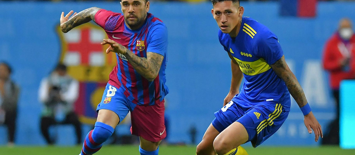 El jugador del Barça, Dani Alves, junto al jugador del Boca Juniors, Luis Vazquez