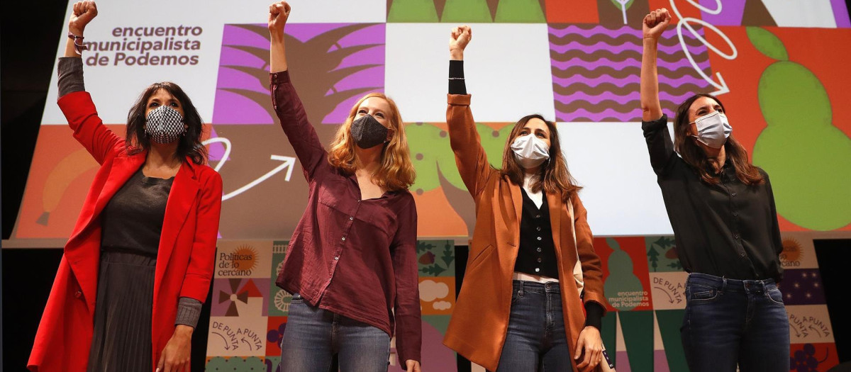 Martina Velarde, Lilith Verstrynge, Ione Belarra e Irene Montero, en un encuentro 'municipalista', este mes en Málaga