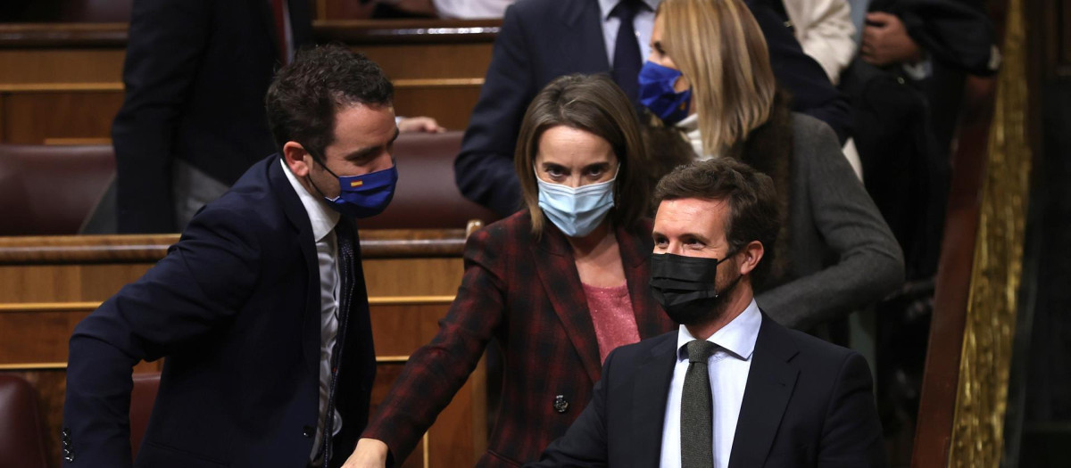 El presidente del Partido Popular Pablo Casado, la portavoz del PP en la Cámara Baja Cuca Gamarra y el secretario general de los "populares" Teodoro García, abandonan el hemiciclo tras el pleno