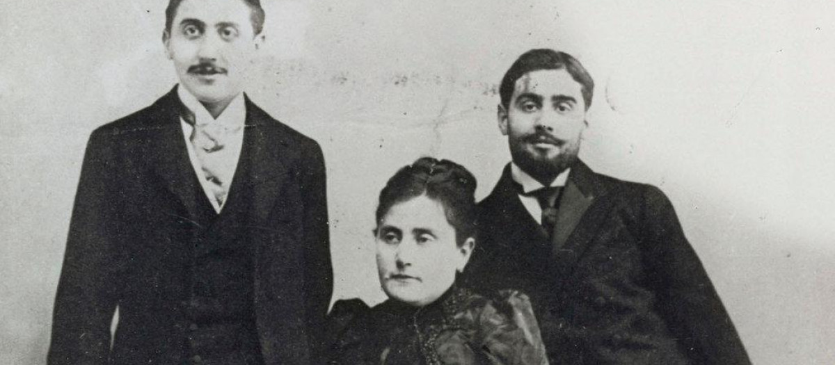 Marcel Proust (izq.) con su madre Jeanne y su hermano Robert, en 1896