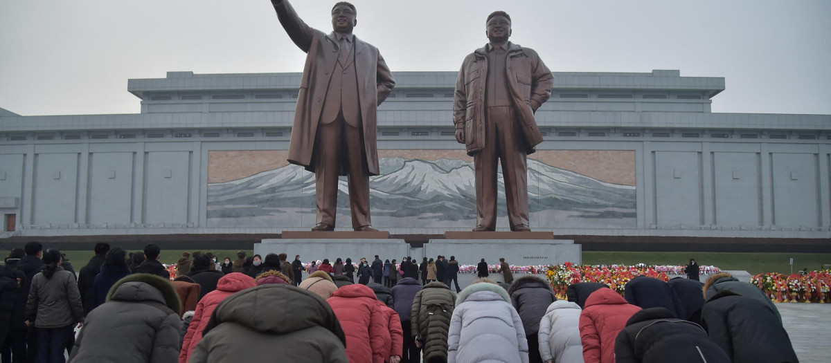 Norcoreanos se inclinan ante las estatuas de Kim Jong-un y su padre Kim Jong-il