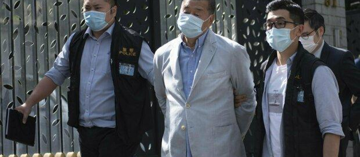 Momentos de la detención de Jimmi Lai director Apple Daily del medio de Hong Kong