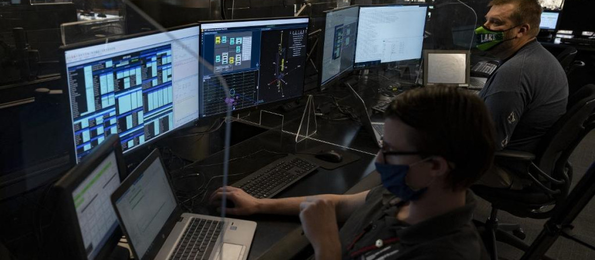 Los ingenieros encargados de la misión de lanzamiento del telescopio