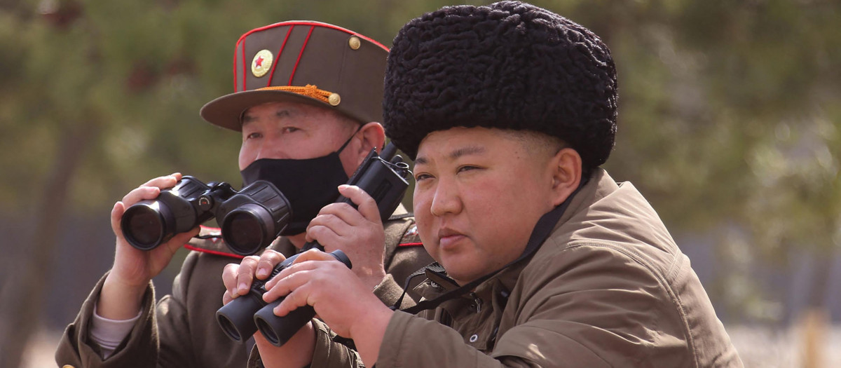 Kim Jog-un asiste a unas maniobras militares