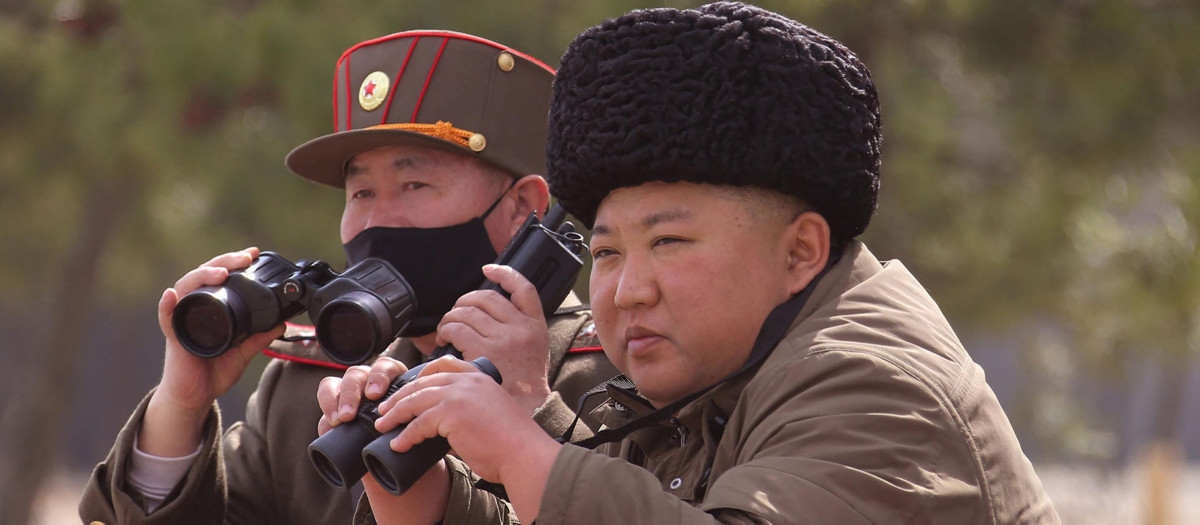 Kim Jog-un asiste a unas maniobras militares