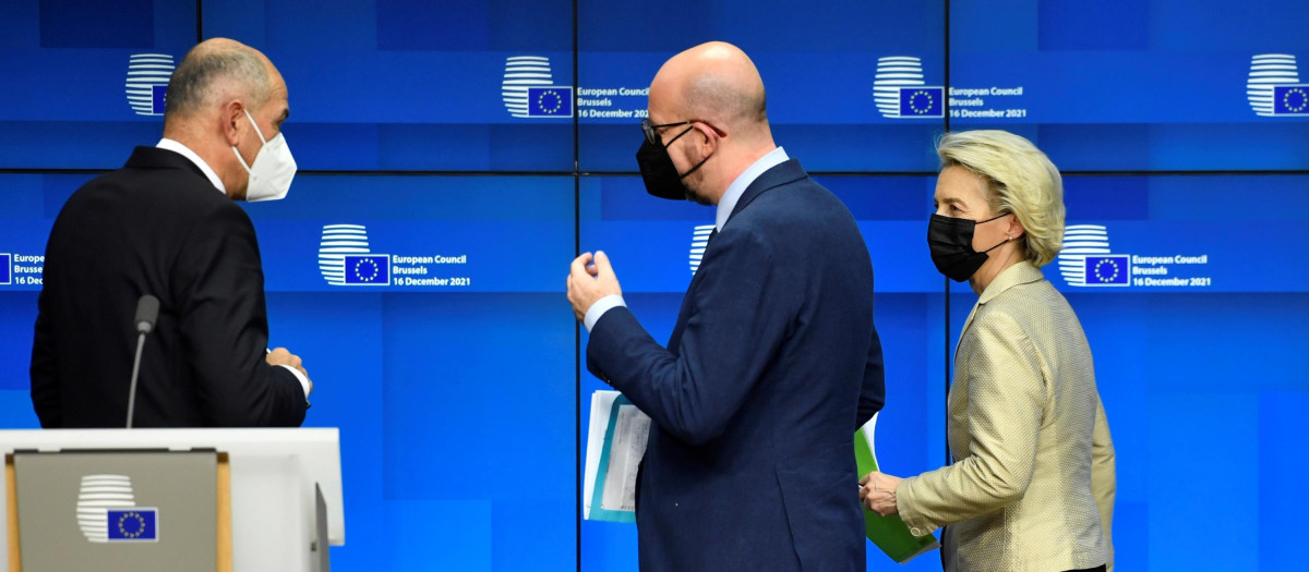 Janez Jansa, primer ministro esloveno, junto a Charles Michel y Ursula von der Leyen