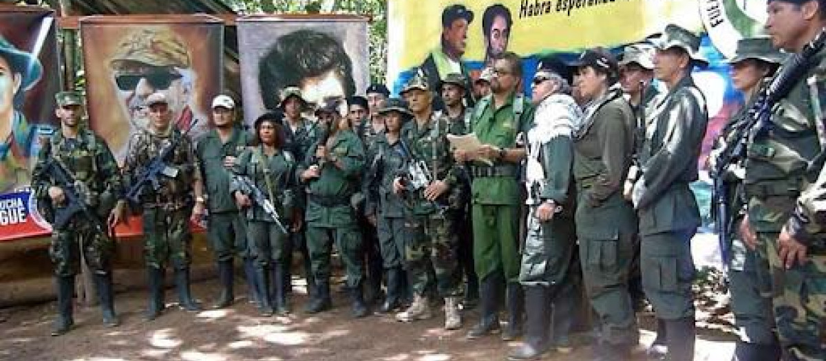 Grupo de guerrilleros de las FARC-EP en algún lugar de Colombia o Venezuela