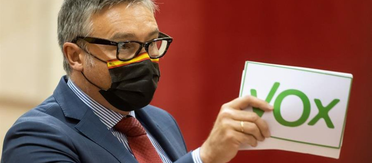 El portavoz de Vox, Manuel Gavira, durante su intervención en la sesión de control al Ejecutivo tras el reproche del presidente andaluz, Juanma Moreno