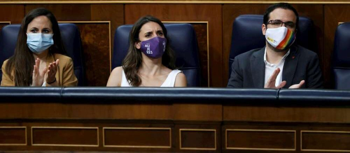 Ione Belarra, Irene Montero y Alberto Garzón en sus escaños