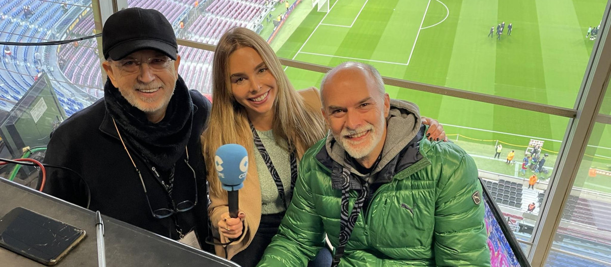 Manolo Oliveros, a la izquierda de la imagen, junto a Helena Condis y Joan Batllori en la cabina de retransmisiones del Camp Nou