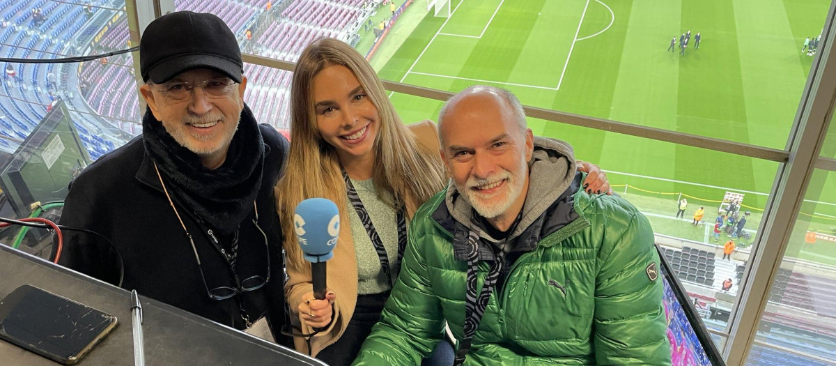 Manolo Oliveros, a la izquierda de la imagen, junto a Helena Condis y Joan Batllori en la cabina de retransmisiones del Camp Nou