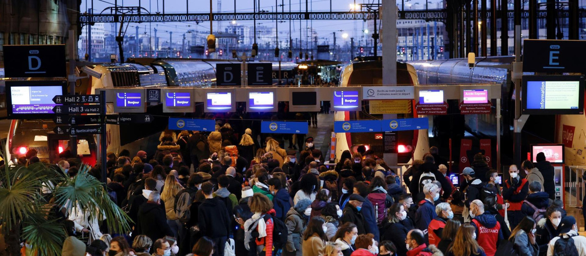 Viajeros con mascarillas caminan dentro de la estación de tren Gare de Lyon en París