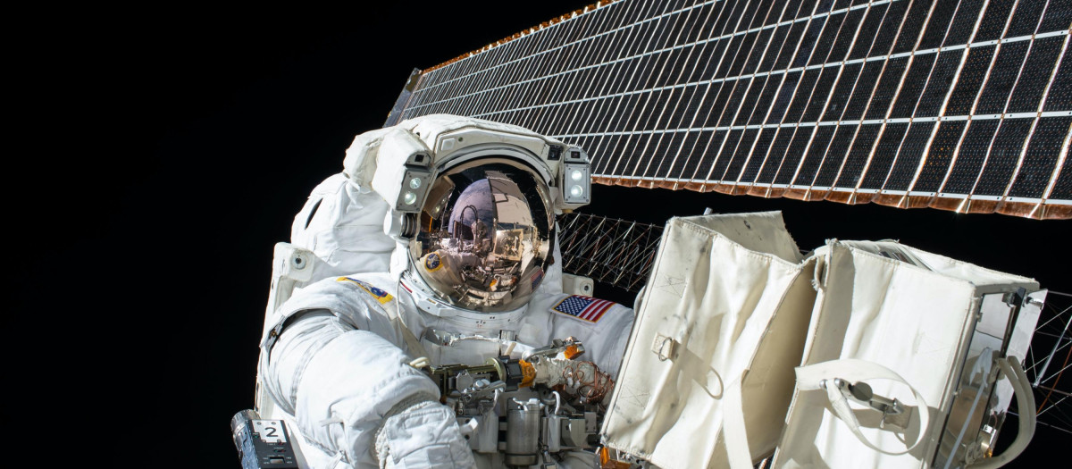 Astronauta trabaja en la Estación Espacial internacional