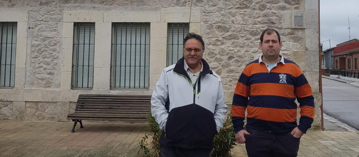 El alcalde de Camporredondo, Javier Izquierdo (derecha) con el Teniente de alcalde, Jesús García (izquierda)