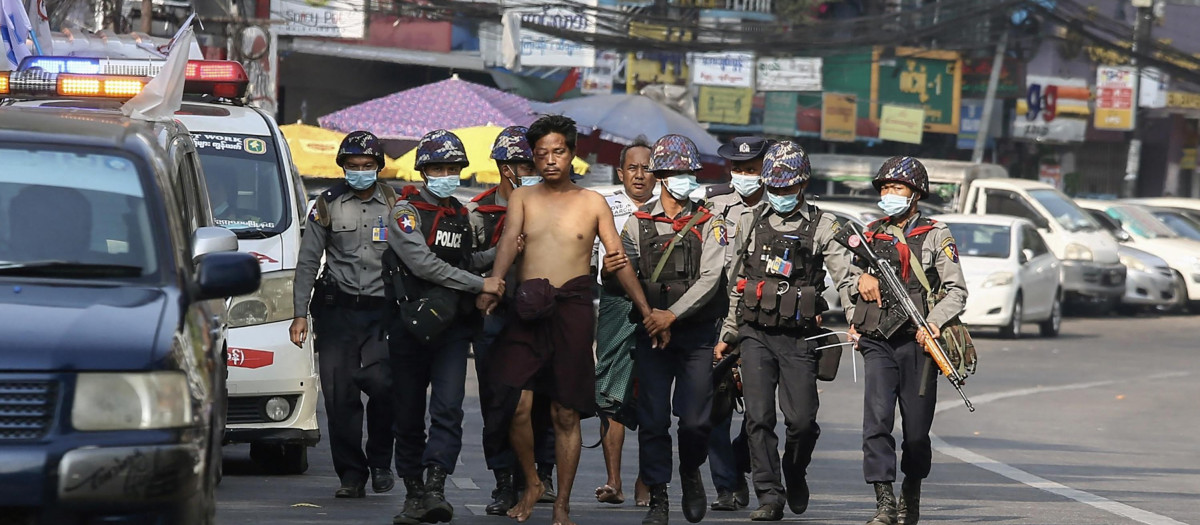 Militares birmanos detienen a un manifestante, imagen de archivo