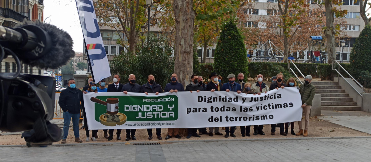 Víctimas del terrorismo de Dignidad y Justicia se han concentrado frente a la Audiencia Nacional