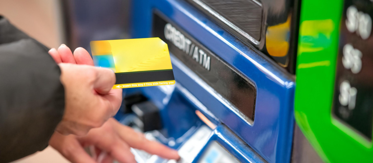 Una tarjeta 'revolving' es un tipo de tarjeta en la que todas las compras o disposiciones de efectivo que se realizan con ella, quedan aplazadas
