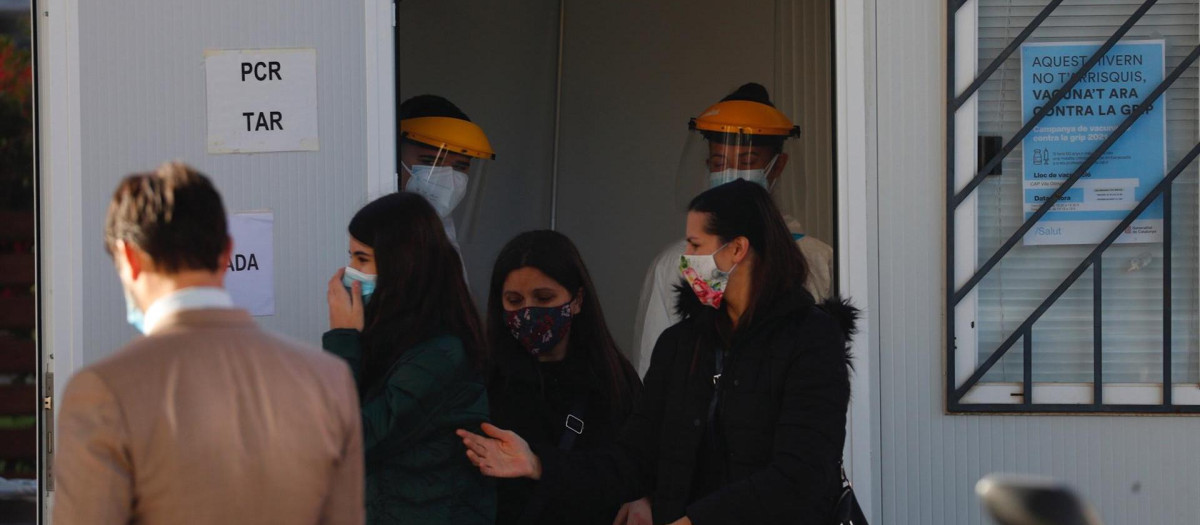 Varias personas hacen cola para hacerse una PCR en Barcelona en vísperas de la Navidad