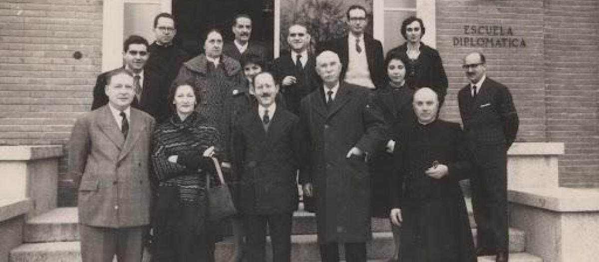 Instituto Hispano-Árabe de Cultura, con el director del instituto Emilio Beladíez, el orientalista P. Félix Pareja, S. J., el catedrático de árabe Fernando de la Granja. Madrid, 1958