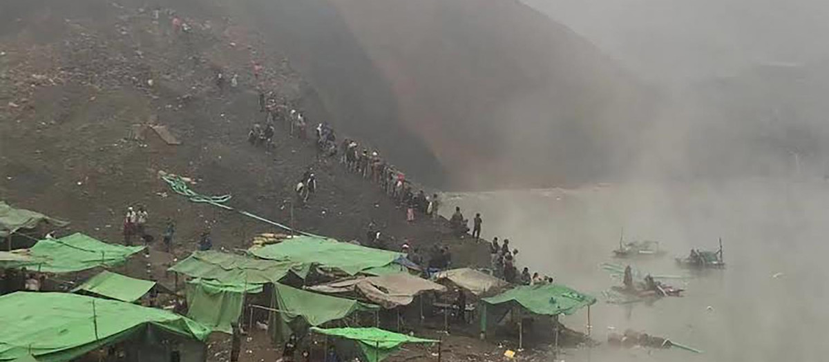 Trabajados de rescate cerca de la mina