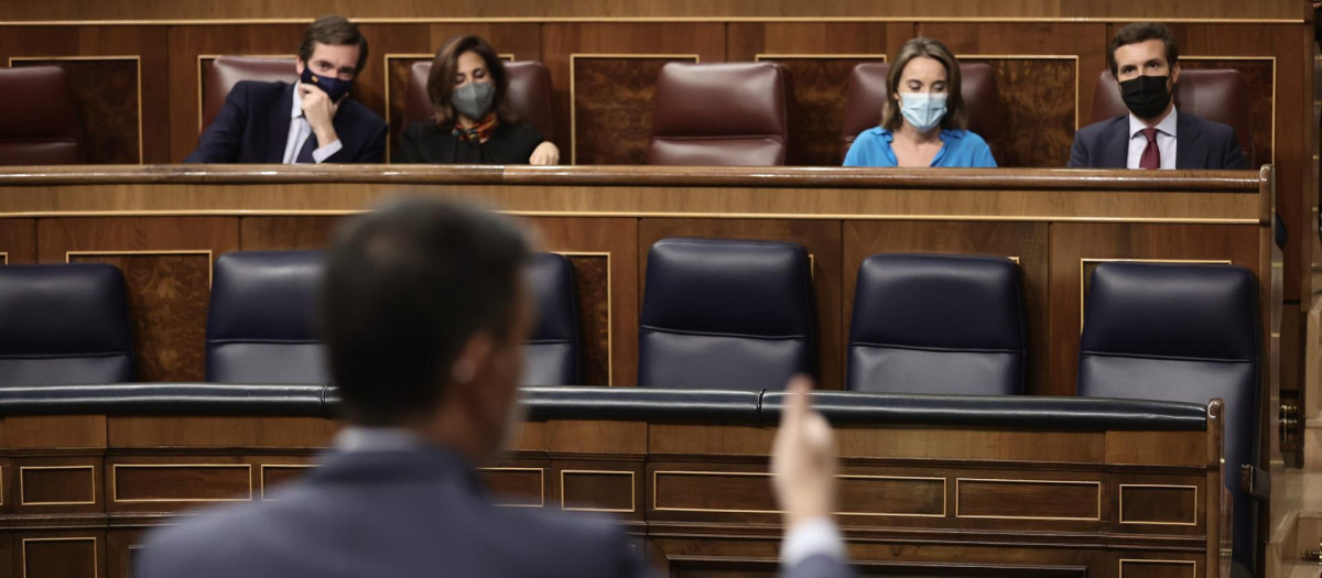 Sánchez se dirige a Casado durante el pleno del Congreso