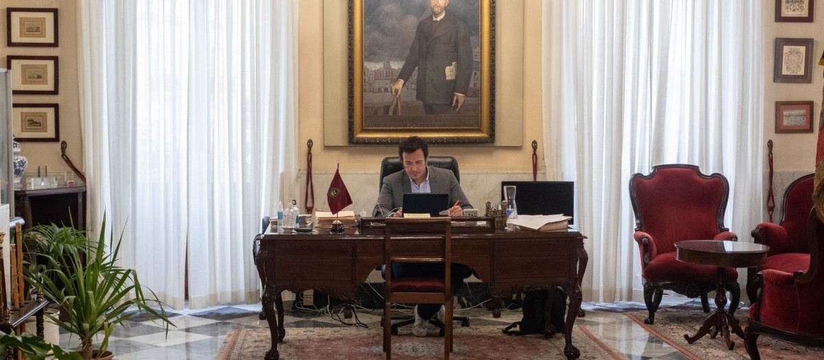 El alcalde de Cádiz en su despacho presidiendo el Pleno telemático
