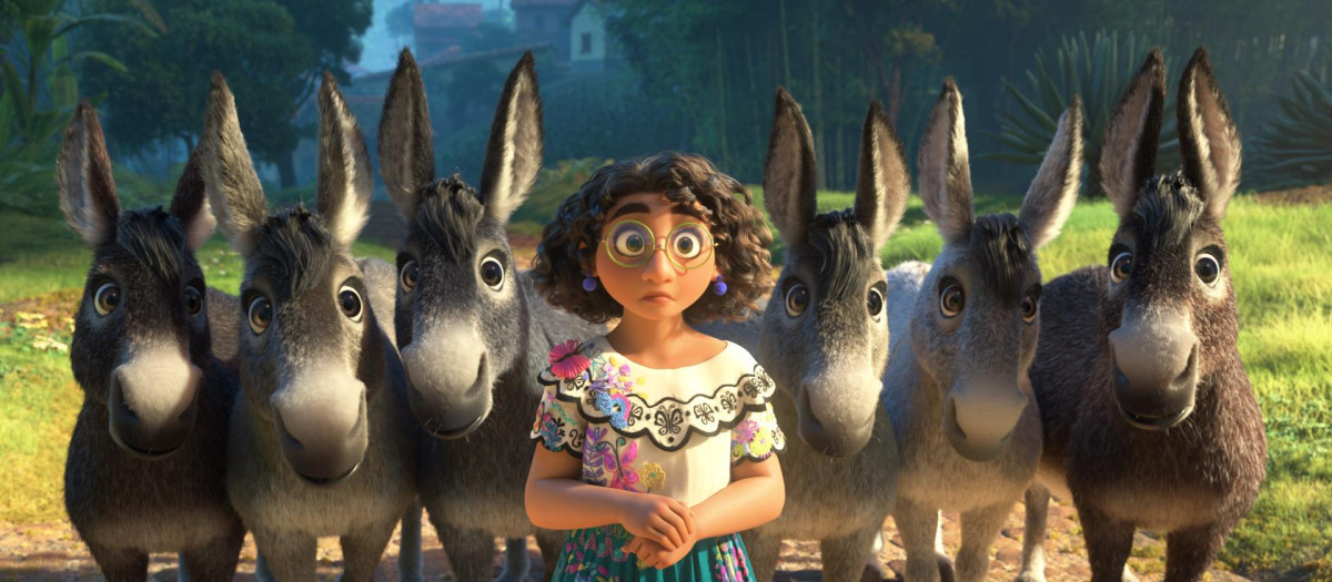 Encanto (Disney+)
Apenas un mes después de su estreno en los cines, Encanto ya está disponible en Disney+ para alegría de los niños… y de los padres. No lo decimos porque los padres puedan mantener entretenidos a sus hijos estas navidades al menos durante una hora y media –que también– sino porque los adultos, como es habitual en el cine de animación, pueden disfrutar igualmente como niños con este homenaje a la cultura colombiana. Mirabel, una niña colombiana, es la única que no tiene poderes mágicos en la familia y cree que por eso es menos especial que los demás. El día de Navidad es perfecto para descubrir a Mirabel y su extraña familia.