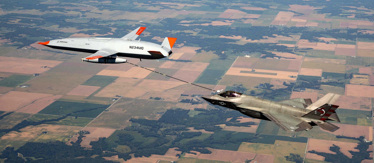 Un Boeing MQ-25 T1, en plena operación de repostaje de un F-35 Lightning IIcerca del MidAmerica Airport en Mascoutah, Illinois