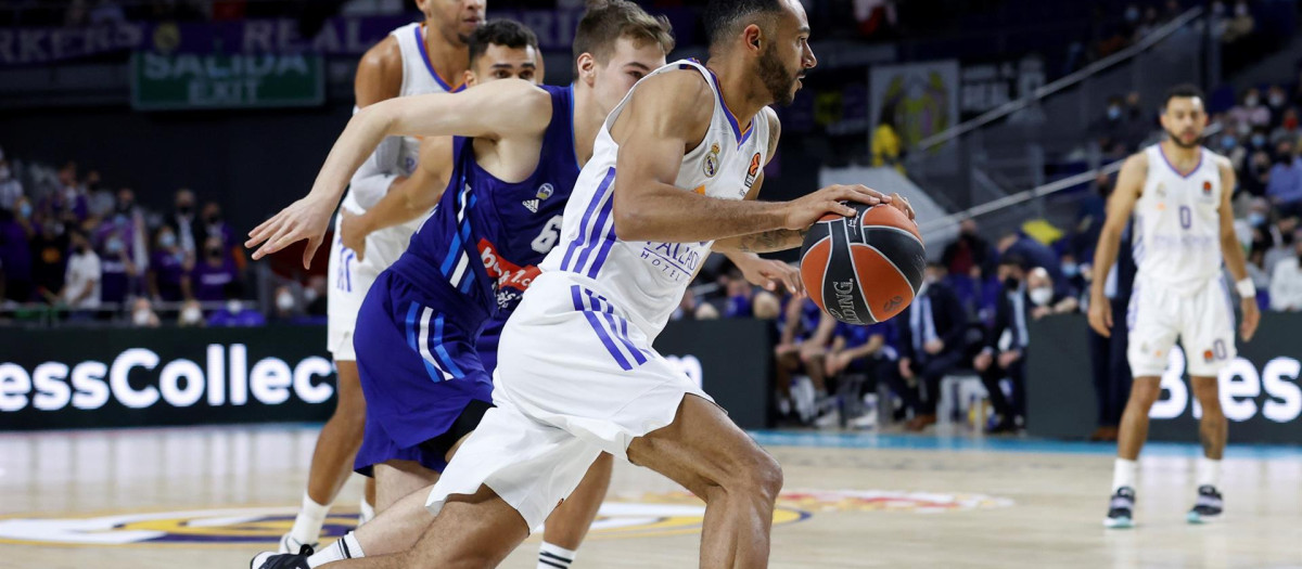 El alero Adam Hanga perseguido por un jugador del Barça