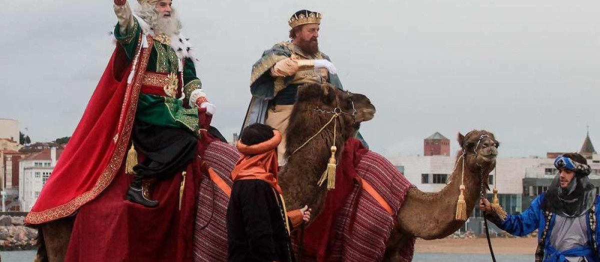 Los Reyes Magos recién aterrizados en Gijón