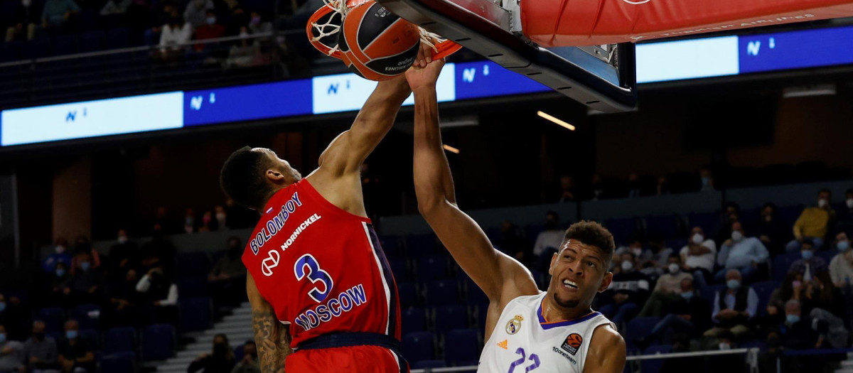 El pívot del Real Madrid Walter Tabares anota ante Joel Bolomboy, del CSKA Moscú, durante el partido de la Euroliga de baloncesto, este jueves en el WiZink Center