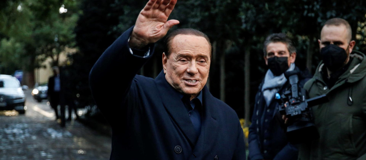 El líder de Forza Italia, Silvio Berlusconi, habla a los periodistas al final de la cumbre de centroderecha en Villa Grande, Roma, Italia, el 23 de diciembre de 2021
