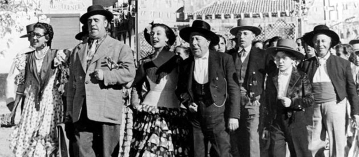 “La colocaré en cuarto lugar por lo que supuso históricamente. Es una película que aúna elementos que provienen de fuera con los de aquí. Todas las películas que habían hablado de esta manera costumbrista se centraban habitualmente en aspectos anteriores a la contemporaneidad, y a partir de Berlanga se empieza a hablar del presente. Esta mezcla de elementos populares y foráneos –como el neorrealismo italiano– para hacer una metáfora de la situación del país se dan en esta película mítica. Además, fue clave en el desarrollo cultural, y político, de los años 50”