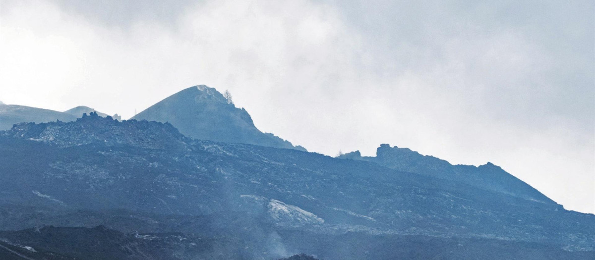 Vista de la colada del volcán este viernes desde el mirador de Tajuya