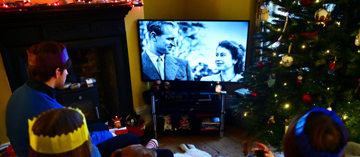 Ciudadanos británicos ven el mensaje navideño de la Reina Isabel II de Inglaterra