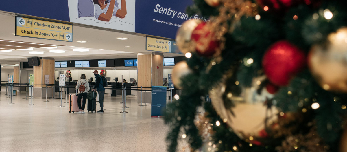 Viajeros atravesando la sala de salidas en el Aeropuerto Internacional John F. Kennedy, el 24 de diciembre de 2021, en Nueva York