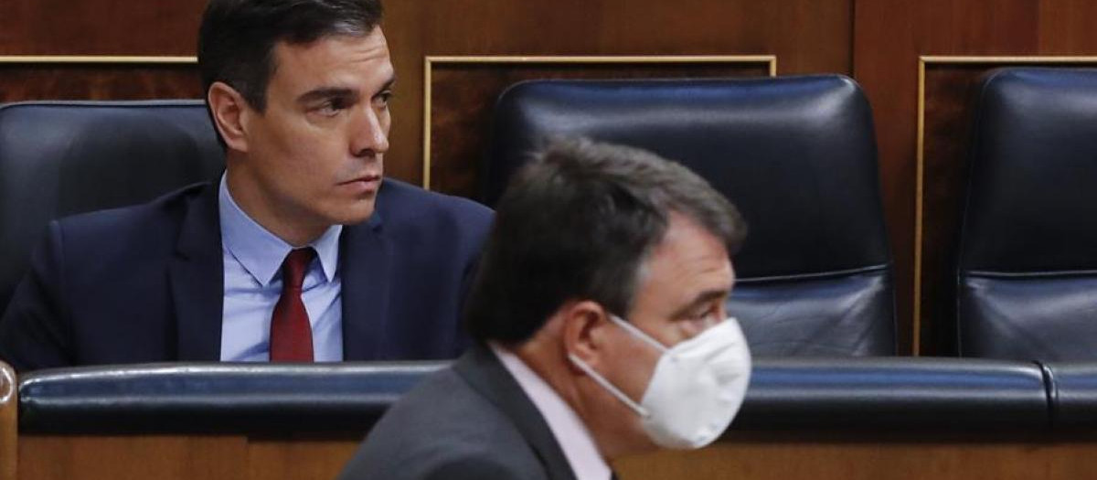 Aitor Esteban pasa delante del presidente en el Congreso