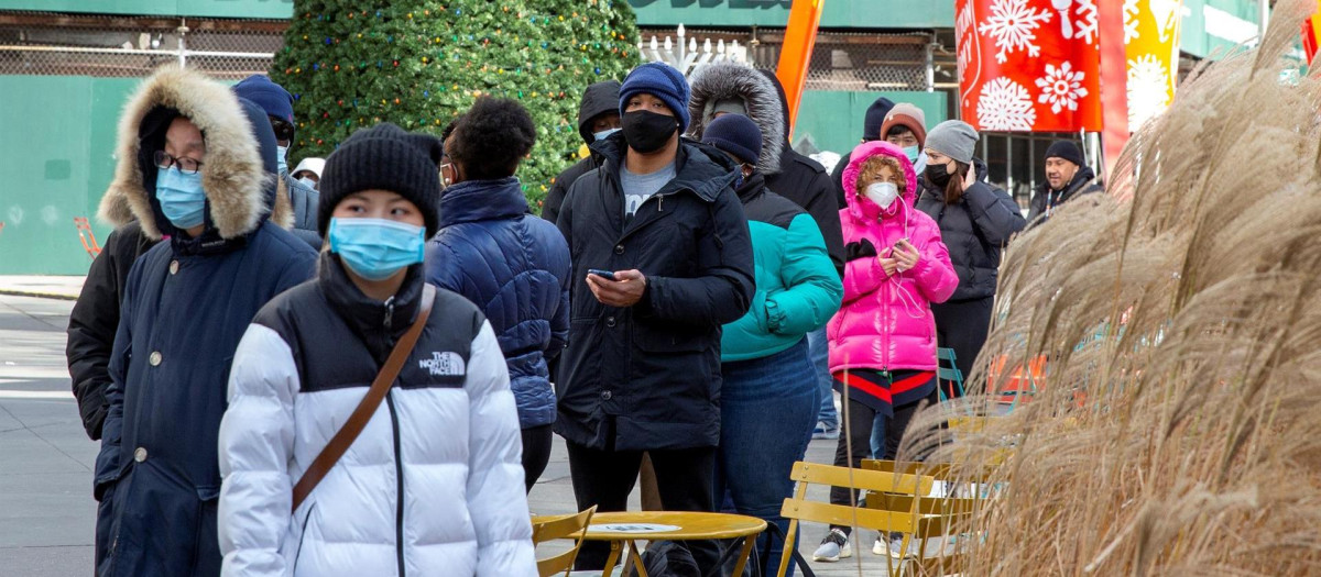 Un grupo de personas hace cola esperando para someterse a un test covid en Nueva York