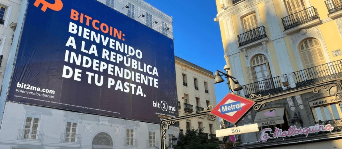 Cartel de Bit2Me en la Puerta del Sol, en Madrid