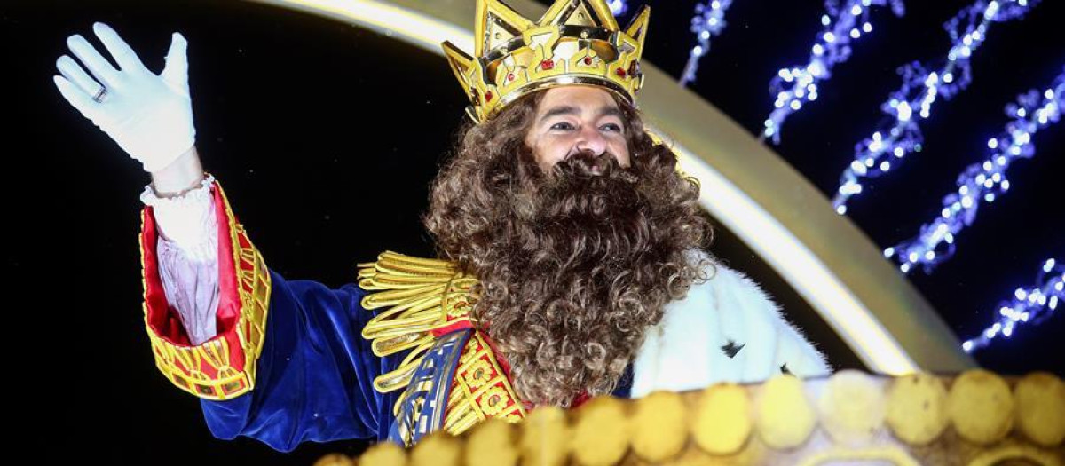 El Rey Gaspar saluda desde su carroza durante la tradicional Cabalgata de los Reyes Magos de Oriente que recorre hoy domingo las calles de Madrid en una noche mágica para niños y mayores