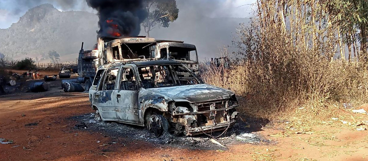 Los vehículos quemados tras el ataque a 35 civiles