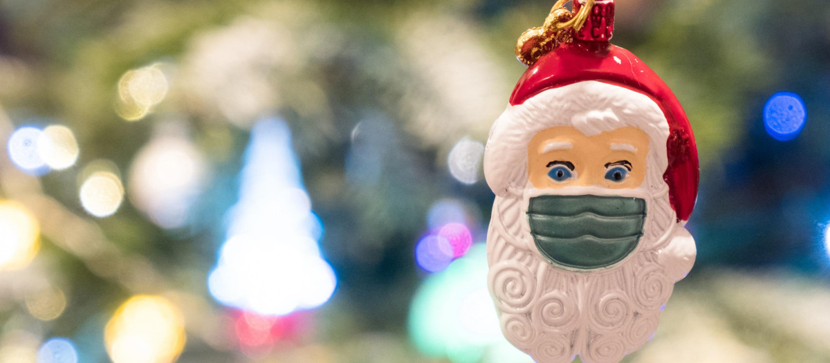 Un adorno navideño con mascarilla