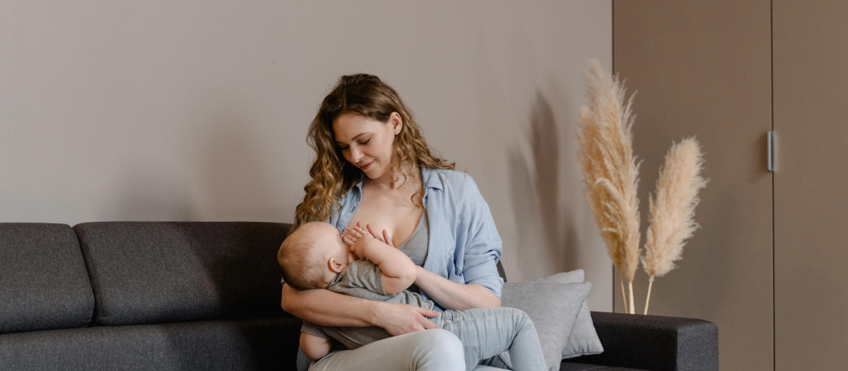 Una madre dando el pecho a su bebé