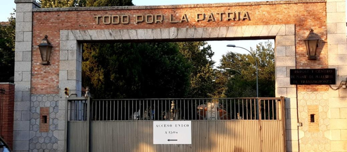 Cuartel de la Guardia Civil con el lema «Todo por la patria»