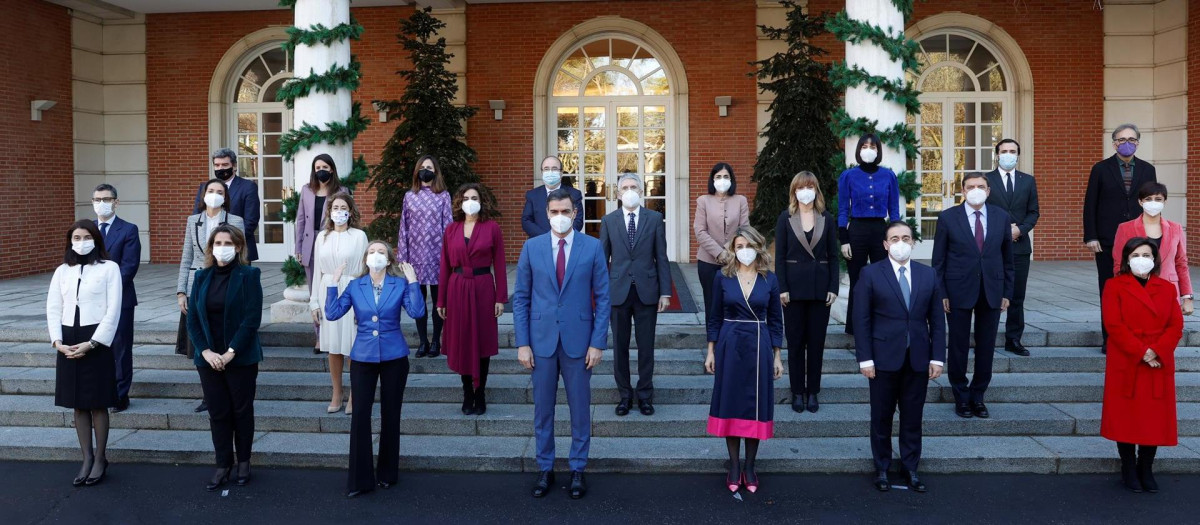 Ante los últimos cambios en el Gobierno, Pedro Sánchez y los ministros actualizan la foto de familia en la escalinata de La Moncloa