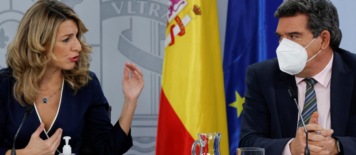 Yolanda Díaz y José Luis Escrivá durante la rueda de prensa